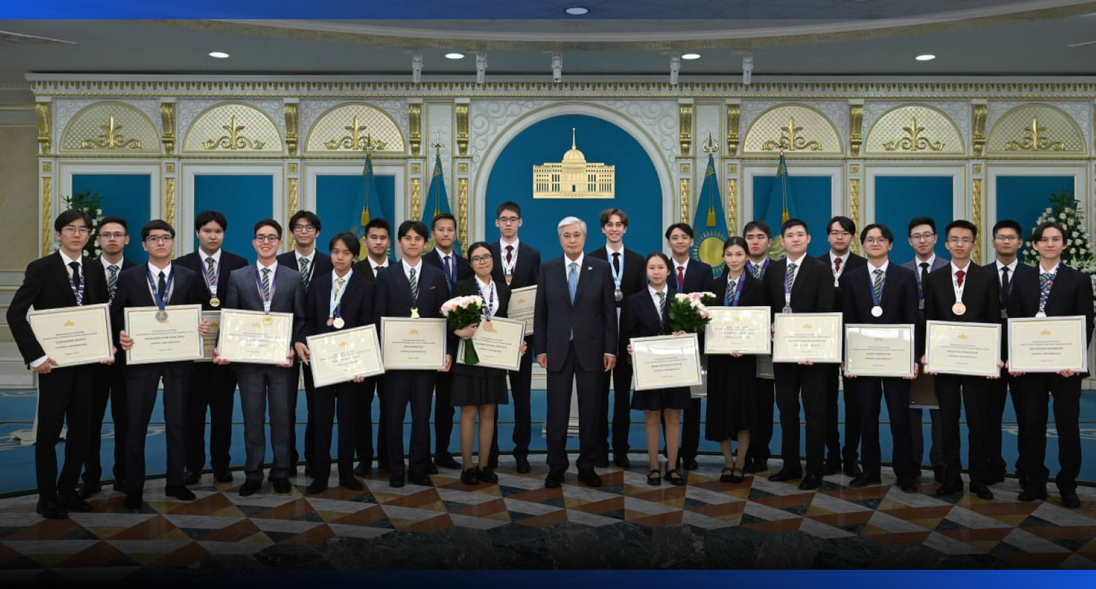 Image for Президент вручил награды победителям международных олимпиад